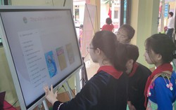 Học sinh vùng cao Võ Nhai trải nghiệm Tủ sách thông minh trong ngày khai giảng