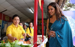 Nữ chính “cô dâu 8 tuổi” thích thú khi tự tay làm bánh xèo truyền thống Việt Nam
