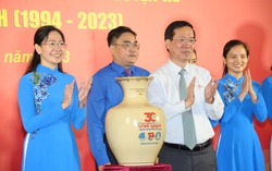 Chủ tịch nước gặp gỡ, biểu dương các thế hệ chiến sĩ tình nguyện, gia đình nuôi tiêu biểu