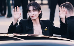 Idol đi Fashion Week: Makeup, làm tóc ở toilet gần sân bay vì không đủ thời gian