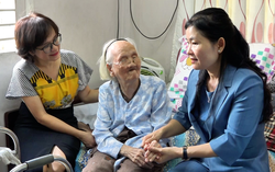 Trung ương Hội tri ân Mẹ Việt Nam Anh hùng, tặng quà học sinh tại TPHCM