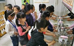 Cô giáo mầm non có hành vi gây tranh cãi khi dọn vệ sinh