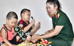 Người mẹ nuôi giàu lòng nhân ái của 2 anh em mồ côi