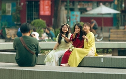 Sài Gòn đẹp và yên bình ngày đầu năm: Người dân thảnh thơi uống cafe, đi dạo chụp ảnh "check in"