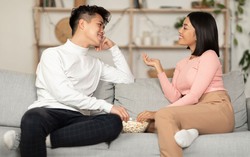 Vì chồng nhắn nhầm vào điện thoại, tôi mới biết anh có rất nhiều tiền