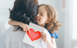 Dạy trẻ biết quan tâm, yêu thương, chăm sóc cha mẹ từ sớm