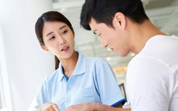 Tôi vừa nói ý định đón mẹ về chăm sóc, chồng đã tức tối phản đối