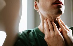 Cách làm dịu cổ họng nhanh nhất sau khi nôn 