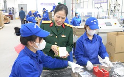 Nữ công nhân sản xuất pháo hoa - Những "họa sĩ vẽ hoa lên trời" khi Tết đến, xuân về