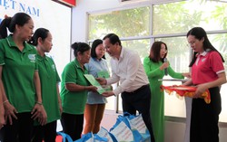 Trao tặng 200 thẻ BHYT, 30 sổ BHXH cho hội viên, phụ nữ khó khăn tại TPHCM