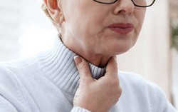 Cảm giác nghẹn ở họng có thể cảnh báo vấn đề sức khỏe nghiêm trọng