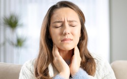 Đau họng dai dẳng, không sốt nguyên nhân do đâu?