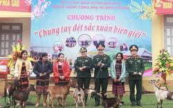 “Chung tay dệt sắc xuân biên giới” cho đồng bào nghèo ở A Vao