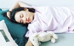 Sai lầm khi ngủ sẽ gây hại cho tóc và da