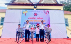  Tặng quà Tết các gia đình có công với cách mạng và đồng bào nghèo ở Ea Lâm
