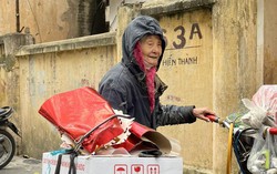 Bất ngờ khi biết lý do khiến bà lão "ăn xin" sẵn sàng chất rác đầy biệt thự để ra nhà vệ sinh ngủ
