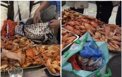 Nhóm 7 người đi ăn buffet nhét 10kg hải sản vào túi mang về chỉ chịu nộp phạt khi đưa sự việc ra công an