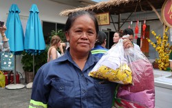 Nữ công nhân môi trường đô thị cùng nhau sắm Tết sớm
