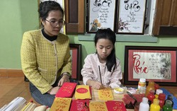 Tiểu nữ sĩ 10 tuổi mê thư pháp và món quà đặc biệt ngày cận Tết
