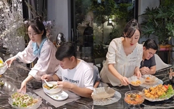 Căn bếp toàn pha lê xa xỉ của người mẹ 2 con, mâm cơm tự nấu khiến dân mạng phải trầm trồ