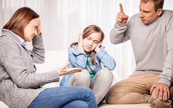 Lặp lại 4 điều mỗi khi con chưa ngoan, cha mẹ đang vô tình "đẩy con" ngày càng xa mình