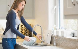 Đang rửa bát, tôi chết điếng khi nghe được những lời gia đình bạn trai bàn tán về mình