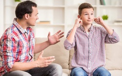 Ngày bị mất tiền, vợ chồng tôi cuống cuồng tìm cách dạy con