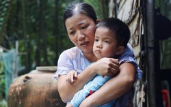 Mẹ bật khóc trước câu hỏi ngây ngô của con gái 5 tuổi mắc bệnh hiểm nghèo: "Con sẽ chết phải không mẹ?"