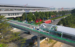 Loạt cầu đi bộ kết nối metro số 1 TPHCM đang hoàn thiện 