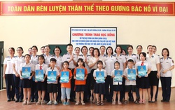 Phụ nữ Cảnh sát biển trao học bổng cho học sinh có hoàn cảnh khó khăn