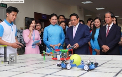 Thủ tướng trải nghiệm thực hành Robot cùng sinh viên Học viện Phụ nữ Việt Nam 