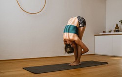 8 tư thế tập yoga giảm đau cổ do thay đổi thời tiết đơn giản tại nhà