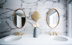 Mẹo giữ gương phòng tắm luôn sáng bóng