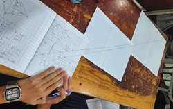 Vẽ tam giác tràn ra mép giấy, 2 học sinh bất ngờ chứng minh được định lý toán học có tuổi đời 2.500 năm