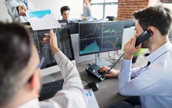Tín hiệu gì cho thị trường chứng khoán khi khối ngoại mạnh tay mua ròng giữa lúc VN-Index giằng co?