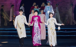 MC Thảo Vân và con trai lần đầu cùng trình diễn áo dài