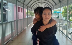 Xót xa hoàn cảnh của người đàn ông phụ hồ có mẹ suy thận, con gái liệt nửa người