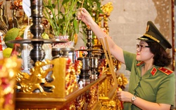 Phụ nữ Công an dâng hương Đền thờ Vua Hùng tại thành phố Cần Thơ