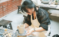 Giới trẻ ở TPHCM háo hức trải nghiệm làm gốm thủ công