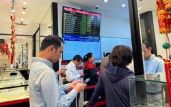 Giá vàng "rơi tự do", người dân nối nhau giao dịch vàng