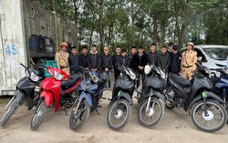Đi đón bạn ra tù, 12 thanh niên gây náo loạn trên đường