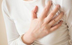 Cảm giác đau nhói như kim châm ở ngực có phải dấu hiệu cảnh báo sớm ung thư vú không?