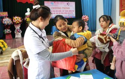 Khám, tư vấn, cấp thuốc miễn phí cho 300 phụ nữ và trẻ em dân tộc thiểu số