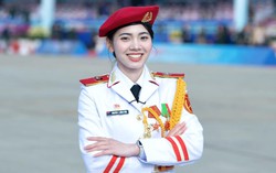 Nữ chiến sĩ với nụ cười tỏa nắng tại Triển lãm Quốc phòng Quốc tế 2024