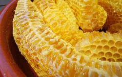 Sáp ong tốt cho sức khỏe, vừa trị bệnh vừa làm đẹp
