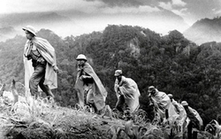 "Chào mẹ con đi để được làm người"
