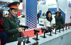 Chùm ảnh: Du khách nô nức trải nghiệm miễn phí tại Triển lãm Quốc phòng Quốc tế Việt Nam
