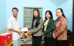 Phó Chủ tịch Hội LHPN Việt Nam Nguyễn Thị Thu Hiền tặng quà "Tết yêu thương" tại Phú Yên