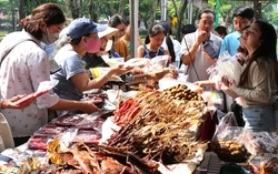 "Ngày hội văn hóa Lào - Việt 2024" thu hút đông đảo người dân mua sắm