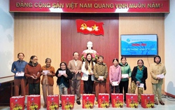 Phó Chủ tịch Hội LHPN Việt Nam Nguyễn Thị Thu Hiền tặng quà "Tết yêu thương" ở Quảng Ngãi